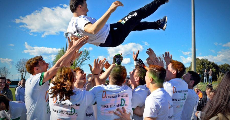 
	Macelloni festeggiato dai giocatori il giorno della promozione in serie D (foto dalla pagina facebook ufficiale del club)

