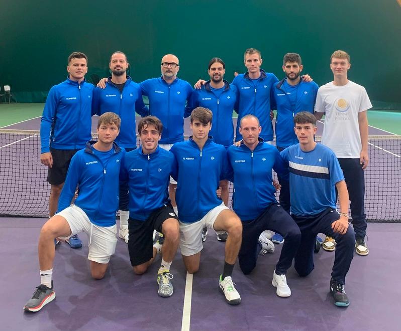 La squadra e lo staff del Tennis club Pistoia che domenica contro il Tc Bisenzio di Prato si gioca la permanenza in serie A1