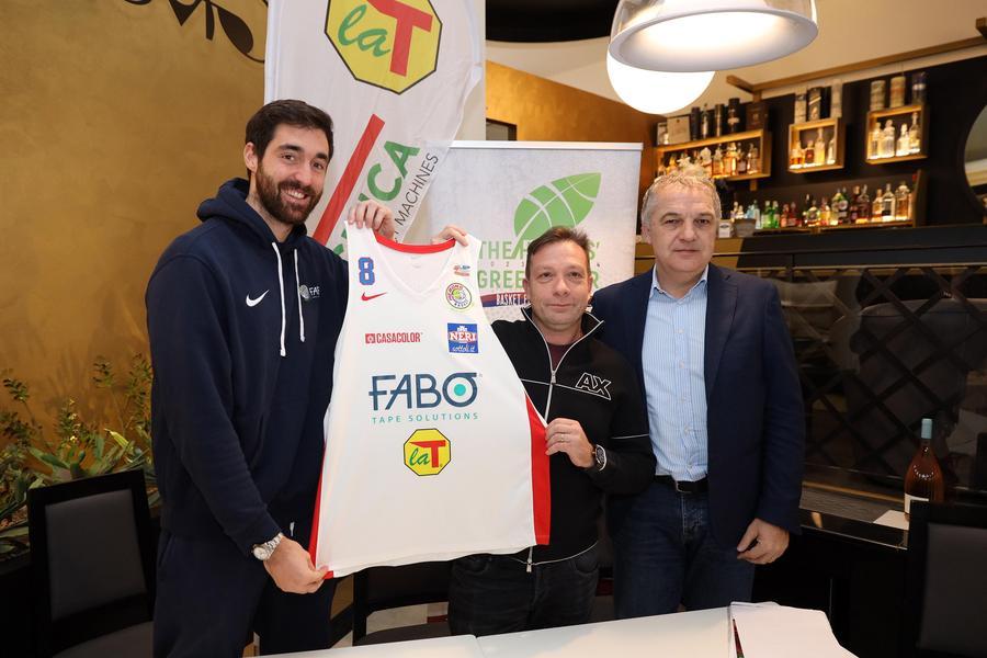 
	Da sinistra il capitano degli aironi Nicola Natali, Paolo Moricci di La T Tecnica e il presidente rossobl&ugrave; Andrea Luchi (foto Nucci)

