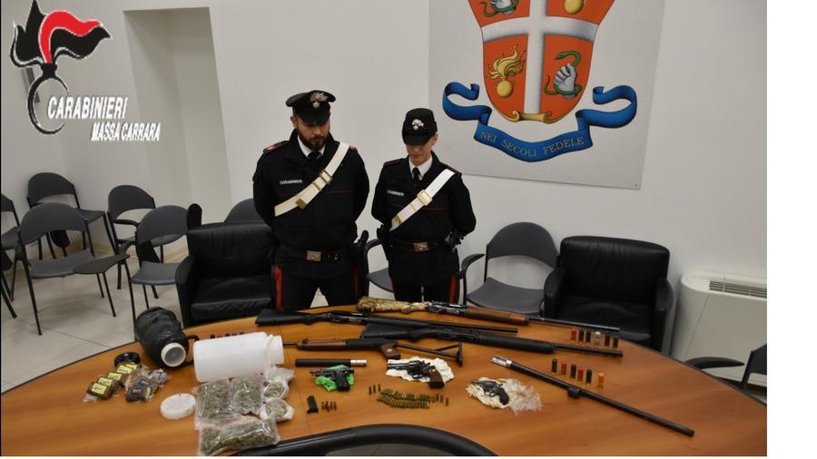 Massa, armi e droga nella segheria usata come piazza di spaccio: arrestati due massesi