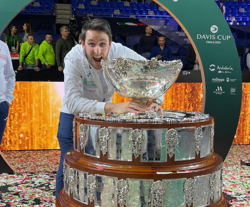 Nella foto scattata a Malaga ecco Luca Farinelli, 34 anni, di Gallicano, fisioterapista degli azzurri del tennis che hanno vinto dopo 47 anni la Coppa Davis riportando in Italia la prestigiosa insalatiera d’argento