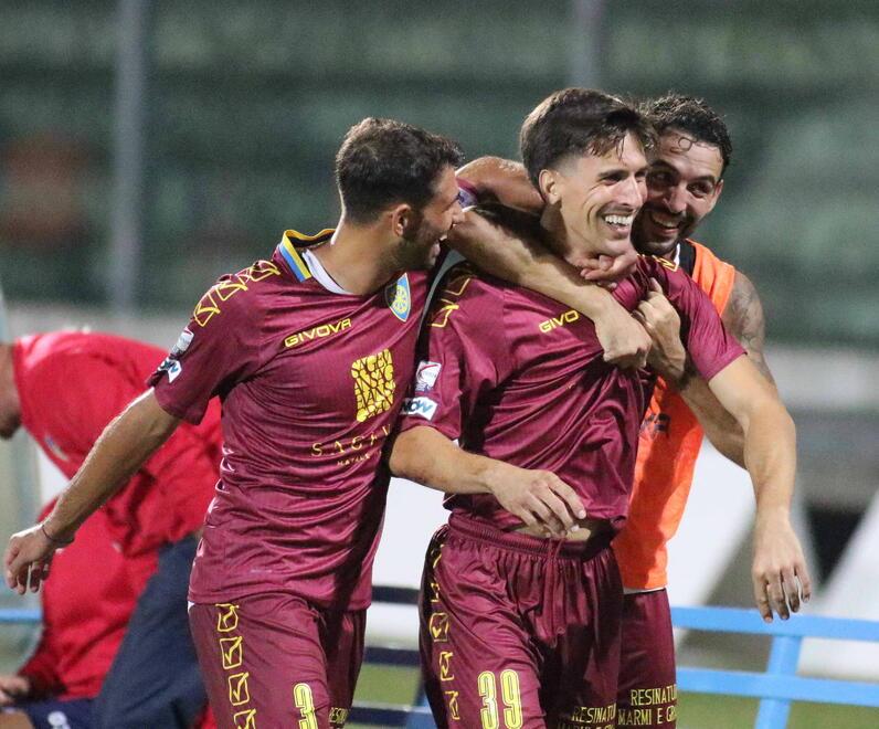 Niccolò Belloni festeggiato dopo un gol