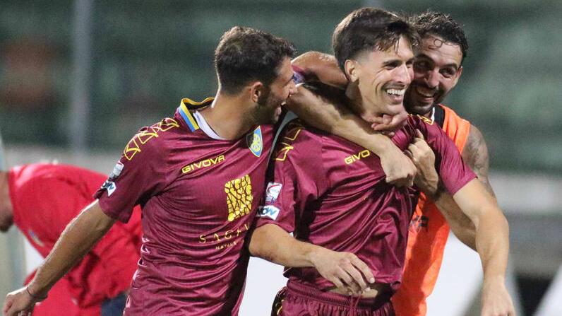 Niccolò Belloni festeggiato dopo un gol
