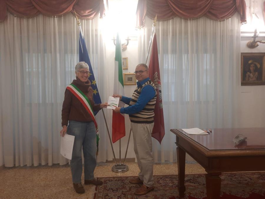 
	Shaha Polas mentre ottiene la cittadinanza italiana

