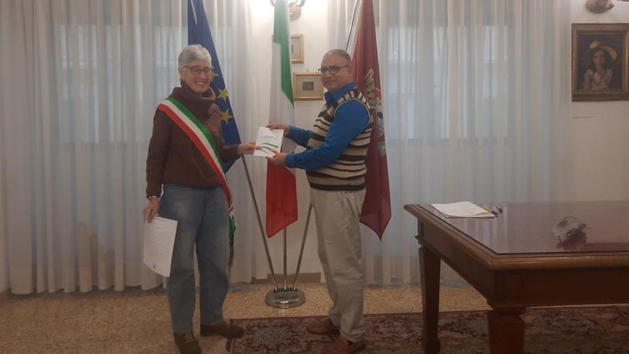 Shaha Polas mentre ottiene la cittadinanza italiana