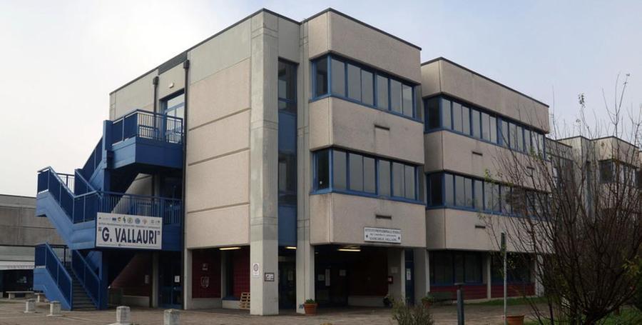 Carpi, al Vallauri con passamontagna e coltelli per aggredire uno studente