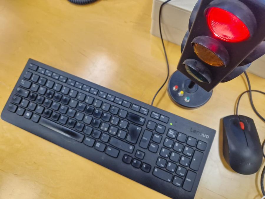 Pisa, un semaforo sul computer per controllare la produttività: tecnico fa causa all’azienda dopo i problemi psicologici
