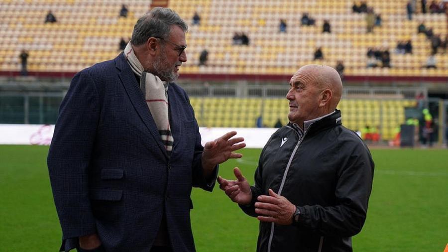 Il presidente Esciua a colloquio con mister Favarin (foto Franco Silvi)