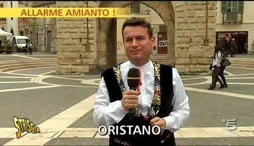 
	Cocco durante uno dei suoi interventi a Striscia, da piazza Roma

