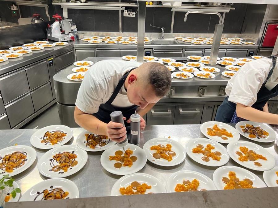 
	Pasticceri al lavoro

