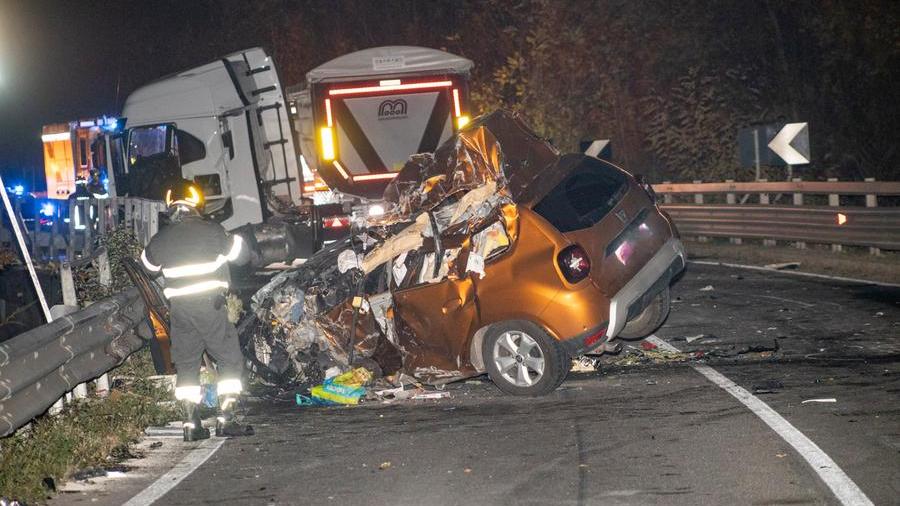 Serramazzoni, tre morti nel tragico schianto sull’Estense