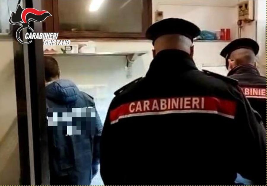 Travestito da donna mostra i genitali agli scolari: denunciato a Cagliari