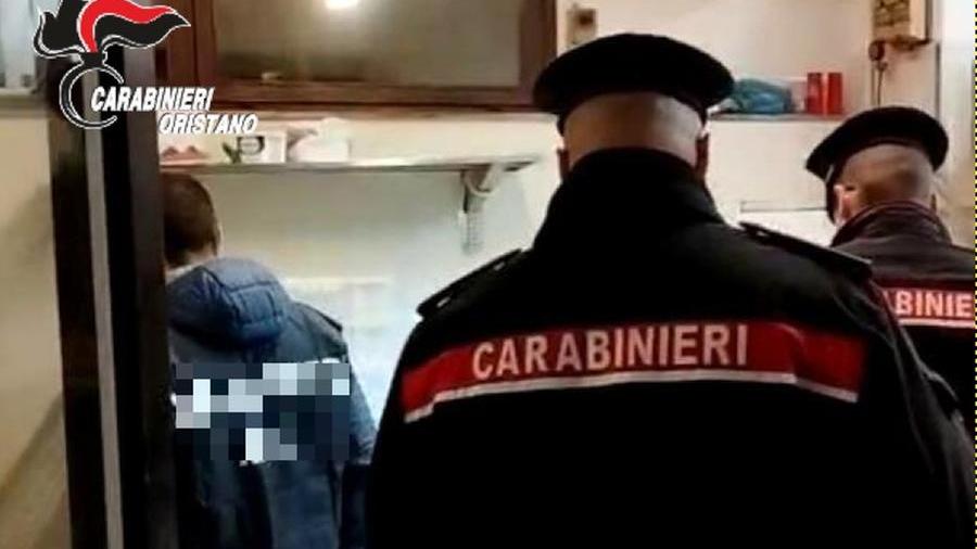 Travestito da donna mostra i genitali agli scolari: denunciato a Cagliari