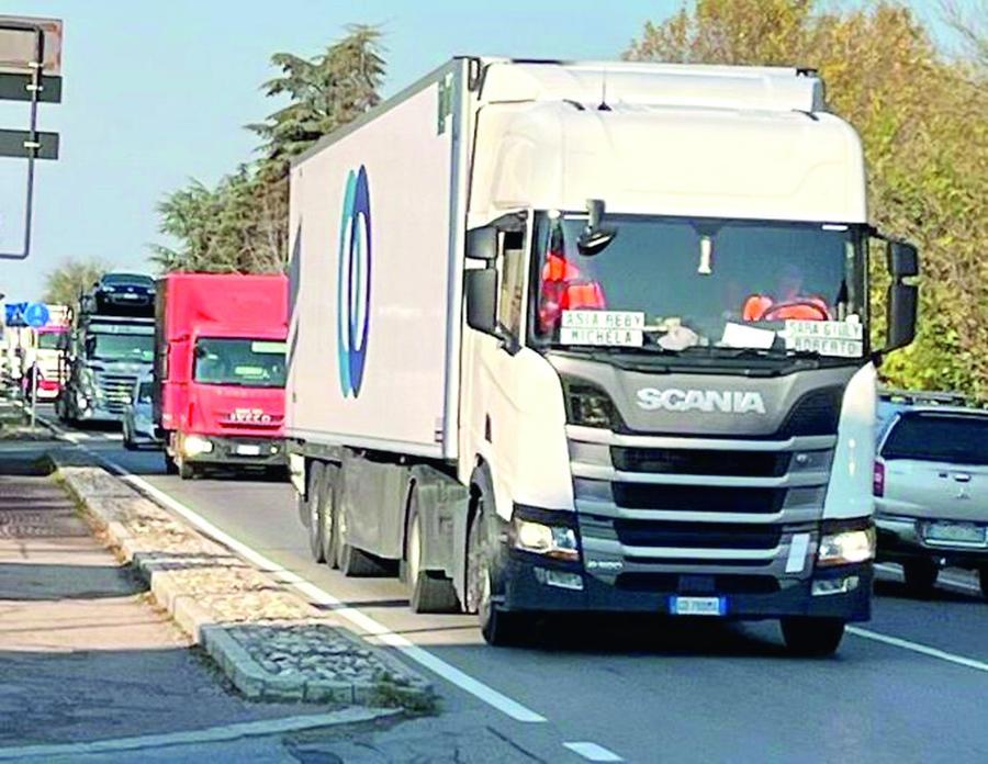 Incubo via Emilia: «Non se ne può più di smog e traffico»