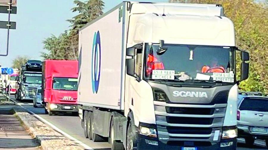 Incubo via Emilia: «Non se ne può più di smog e traffico»