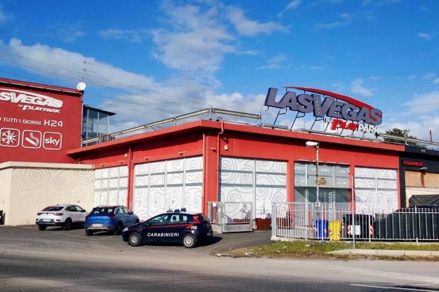 Livorno, pistole in pugno assaltano la sala slot mentre i clienti continuano a giocare