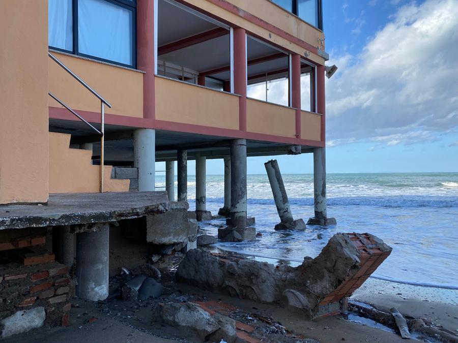 San Vincenzo, La Mareggiata Lascia Disastri Dietro Di Sé: Il Bagno ...