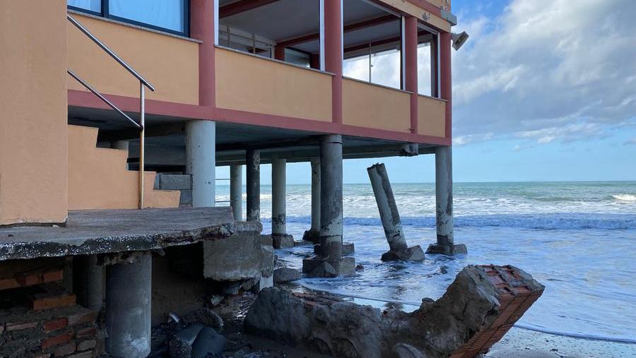 San Vincenzo, la mareggiata lascia disastri dietro di sé: il bagno “Delfino” è inagibile