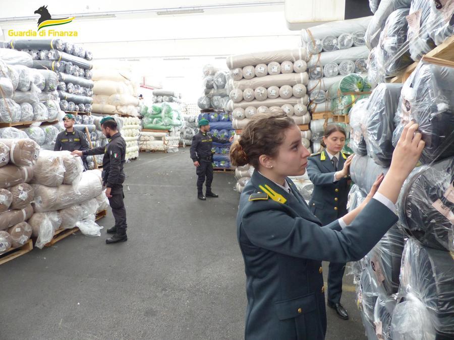 Prato, all’asta i tessuti importati di contrabbando: lo Stato incassa un milione e mezzo