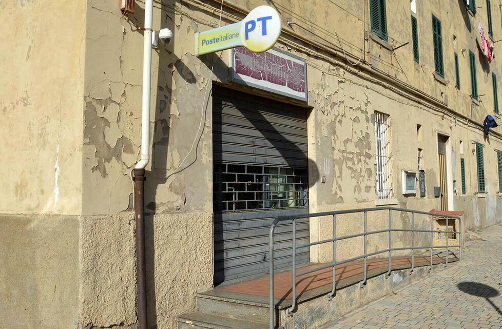 L’ufficio postale in Borgata Cotone chiuso ieri mattina (foto Paolo Barlettani)