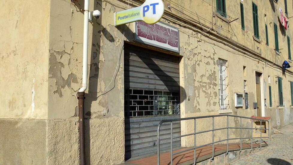 L’ufficio postale in Borgata Cotone chiuso ieri mattina (foto Paolo Barlettani)