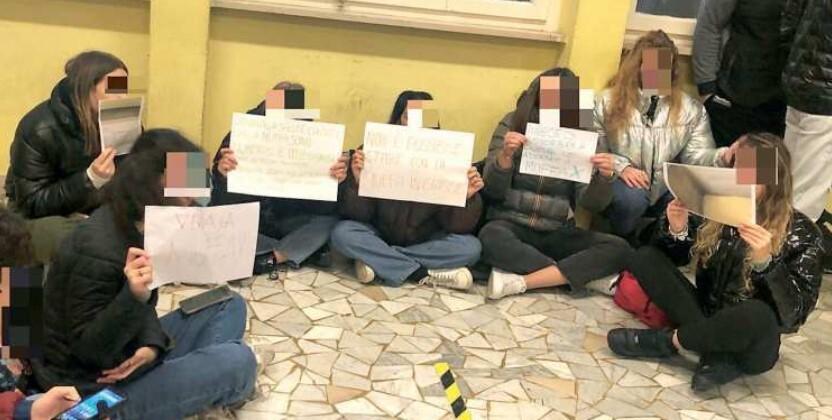 Una protesta degli studenti della succursale del liceo Montale di via Puccini