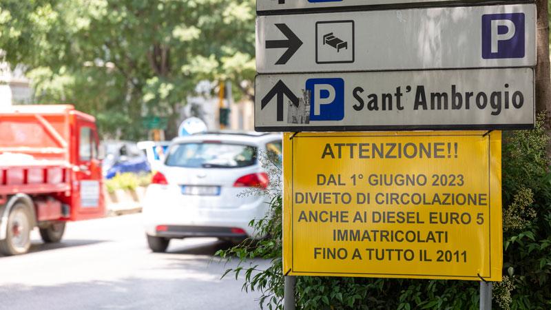 Uno dei cartelli installati nei mesi scorsi per annunciare il blocco dei diesel Euro 5