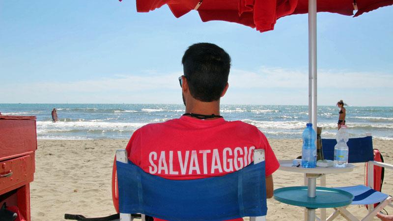 Viareggio, la vertenza dei bagnini: chiedono contratti più lunghi