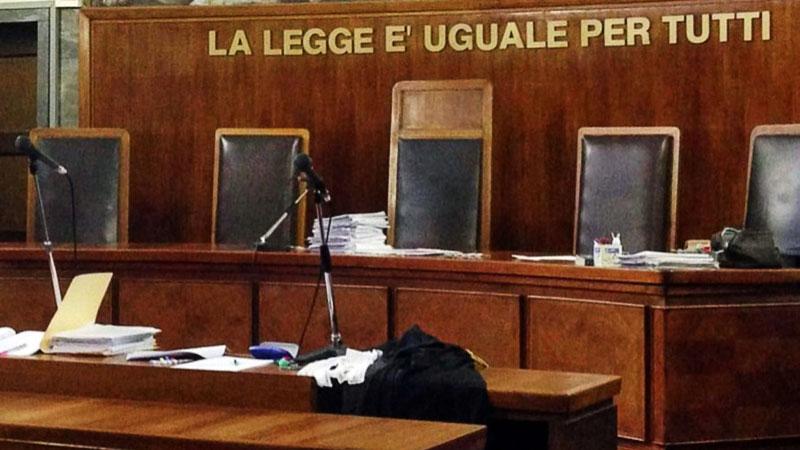Carrara, accusato di violenza sessuale parla in aula: «Se è vero, perché è tornata?»