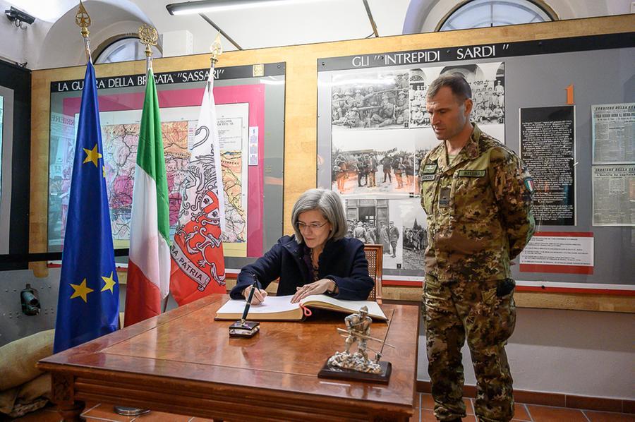 Sassari, la prefetta Grazia La Fauci visita la caserma della Brigata Sassari