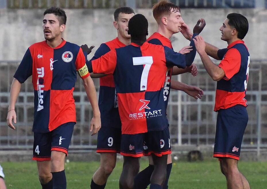 I giocatori del Cecina in festa dopo uno dei quattro gol messi a segno contro la Massese nei quarti di finale di Coppa Italia di Eccellenza (foto Cuffaro)