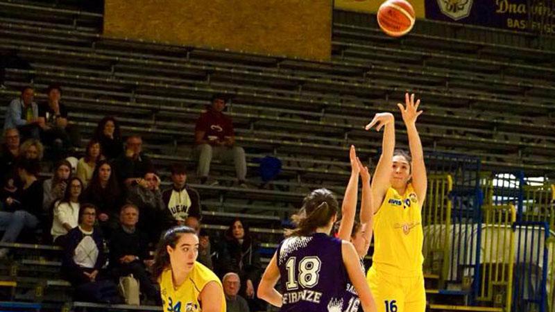 Matilde Poggi al tiro da tre punti contro Baloncesto Firenze