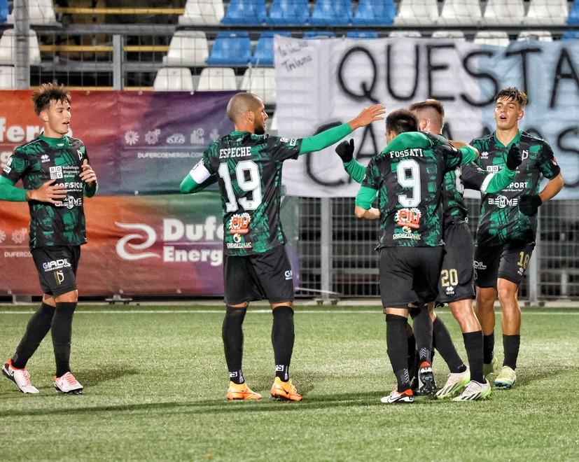 La festa dei giocatori del Pontedera dopo il gol realizzato da Fossati a Chiavari in Coppa Italia