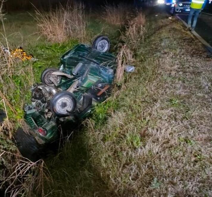 San Giuliano, Ape Piaggio finesce nel fosso dopo lo scontro: grave il conducente<br>
