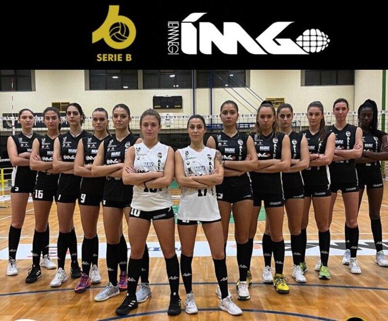 Le ragazze della pallavolo IMG Nottolini Capannori che militano nel campionato di B1 di volley e puntano a una tranquilla salvezza nella difficile stagione in cui il team è inserito in un girone particolarmente complicato
