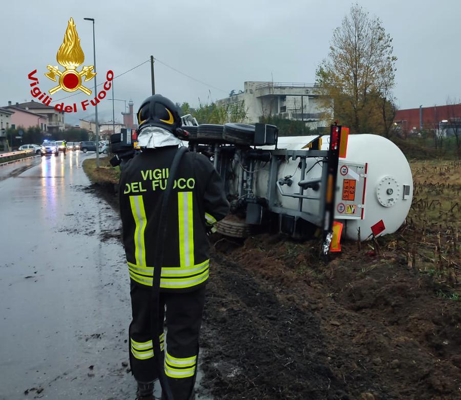 Montale, si ribalta una cisterna carica di gpl: famiglie evacuate