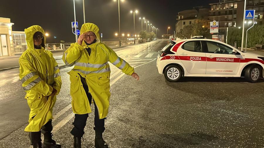 Maltempo a Livorno, codice giallo per vento e mareggiate