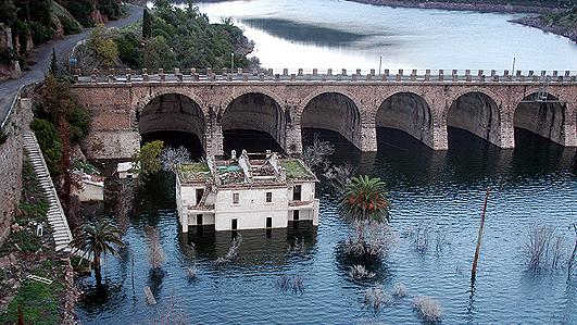 
	La diga Santa Chiara, oggi spesso sommersa dopo la costruzione della diga Eleonora d&#39;Arborea pi&ugrave; a monte

