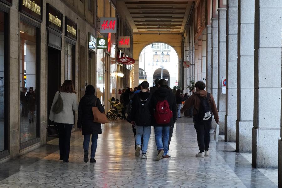 
	Persone sotto i loggiati del mercato (foto Franco Silvi)

