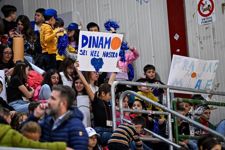 “Basket a scuola”, il Banco insegna ai bambini a fare tifo