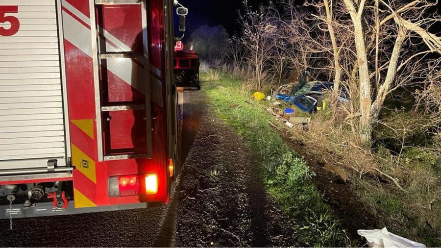 
	L'auto finita fuori strada a Gavorrano (Foto vigili del fuoco)

