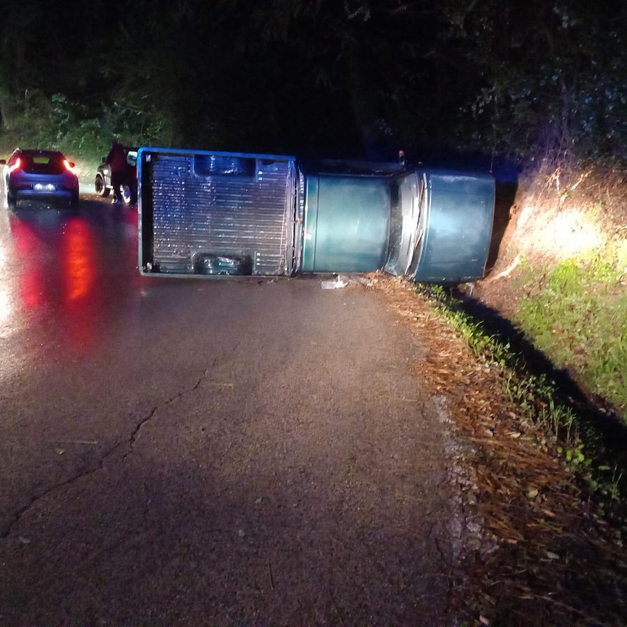 
	Il pick-up ribaltato sulla via Nuova per Schignano

