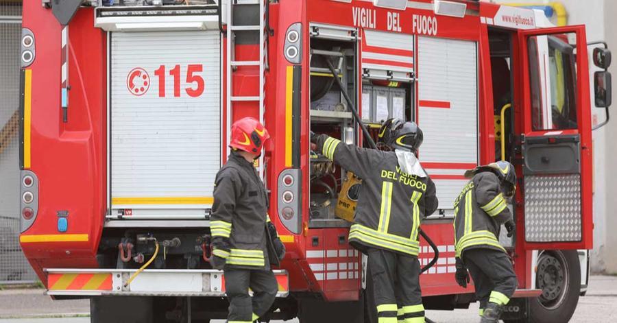 A fuoco una catasta di legna, vigili del fuoco in azione a Roncocesi