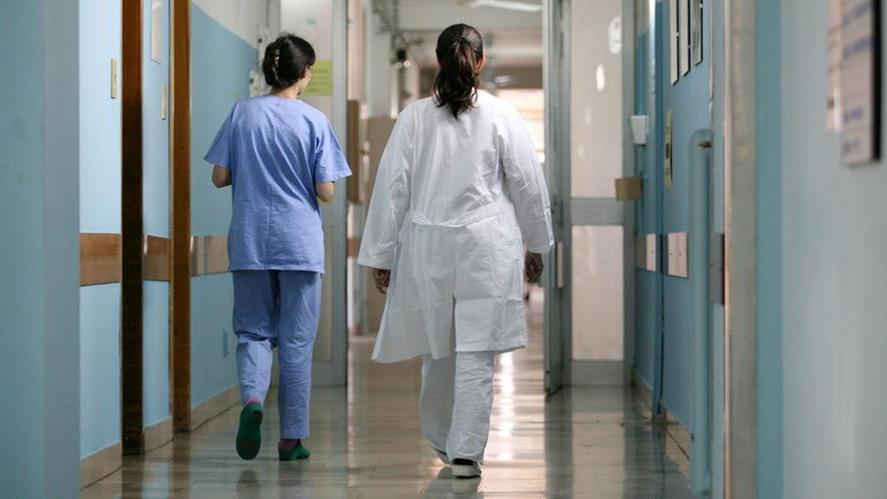 Sanità, Toscana al collasso: non ci sono infermieri tra assunzioni bloccate e fughe di massa. Ecco perché il "sistema" rischia di saltare