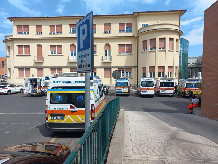 Olio sull’asfalto alla rotonda, incidenti a catena a Livorno