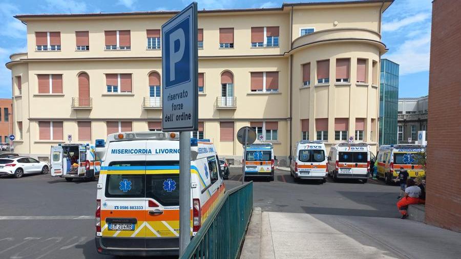 Olio sull’asfalto alla rotonda, incidenti a catena a Livorno