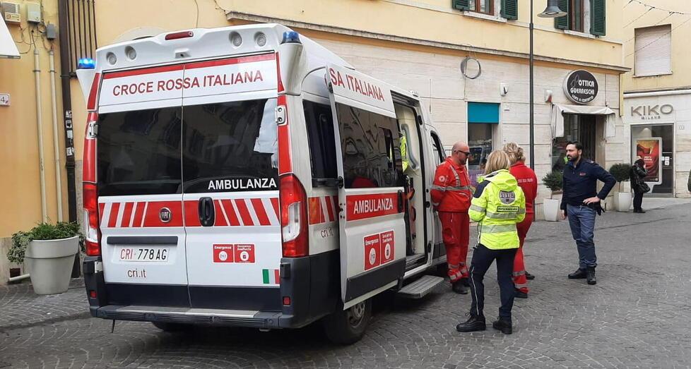 La lite in strada, poi le botte nel palazzo: così l’arresto di un artista di strada