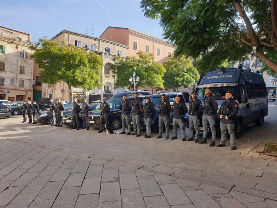 
	Le forze dell'ordine schierate in piazza Tola (foto Nuvoli)

