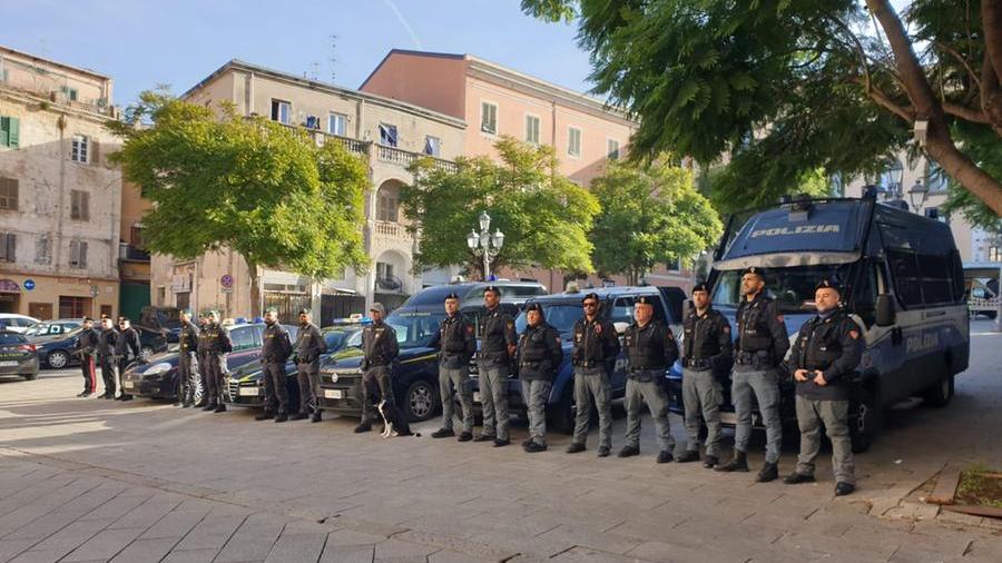 
	Le forze dell&#39;ordine schierate in piazza Tola (foto Nuvoli)

