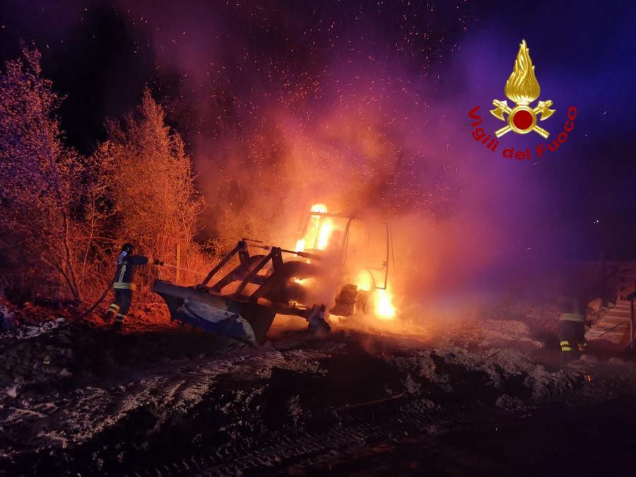 Siniscola, attentato incendiario: distrutta una ruspa